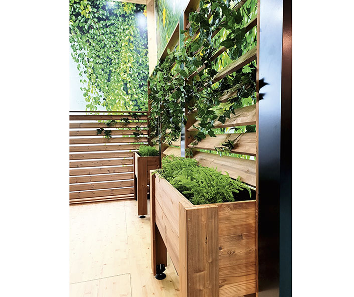 Separadores y cerramientos de madera con jardineras 